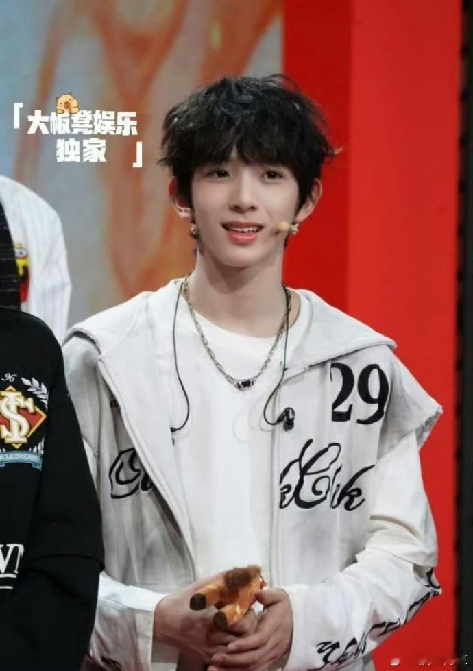 TF四代练习生川渝春晚生图王橹杰、张桂源、杨博文、陈奕恒，左奇函、陈浚铭、张函瑞