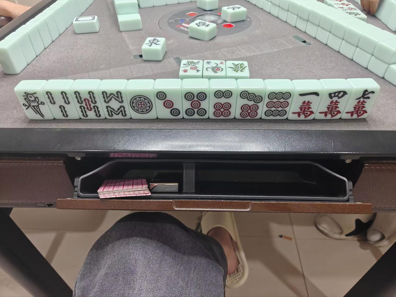 不敢睁开眼，希望是我的幻觉