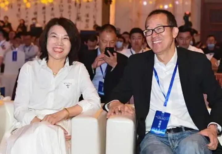 俞敏洪砸150万“年薪”请人，董明珠转头又把聘书亲手递过去时。这个陈行甲，到底凭