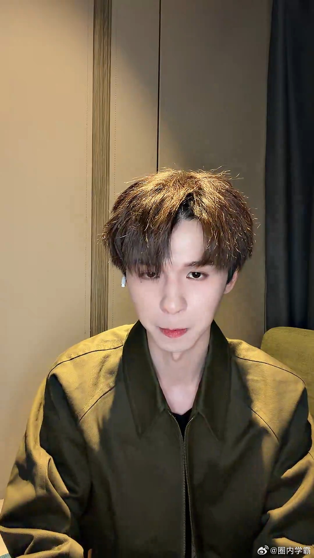 何浩楠直播 何浩楠直播里的笑容太治愈，帅萌兼具，北京音乐节见 