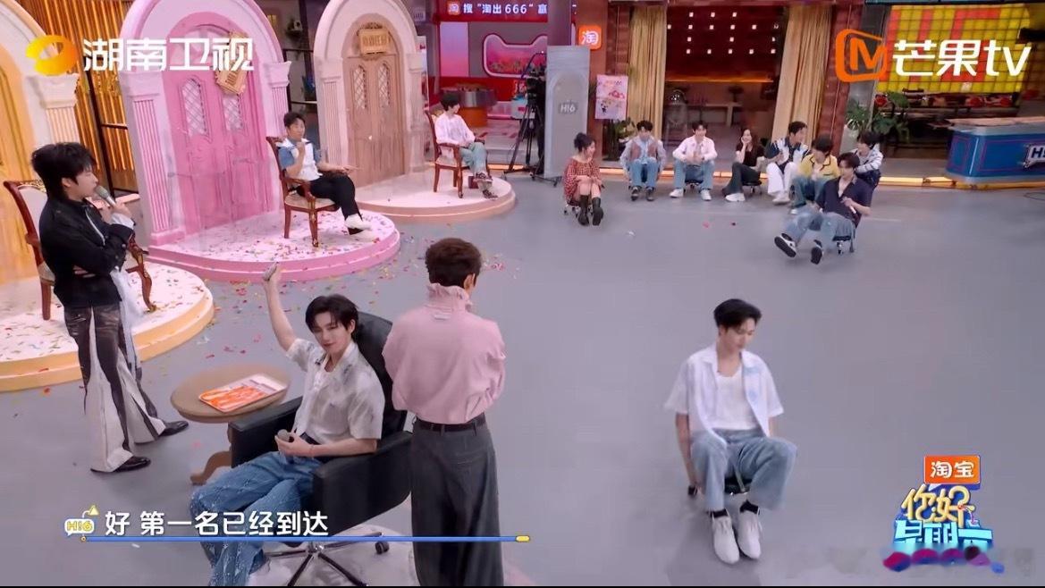 严浩翔只是单纯想当第一名太热血了，严浩翔在双向奔赴环节三次都是第一名！既活跃了现