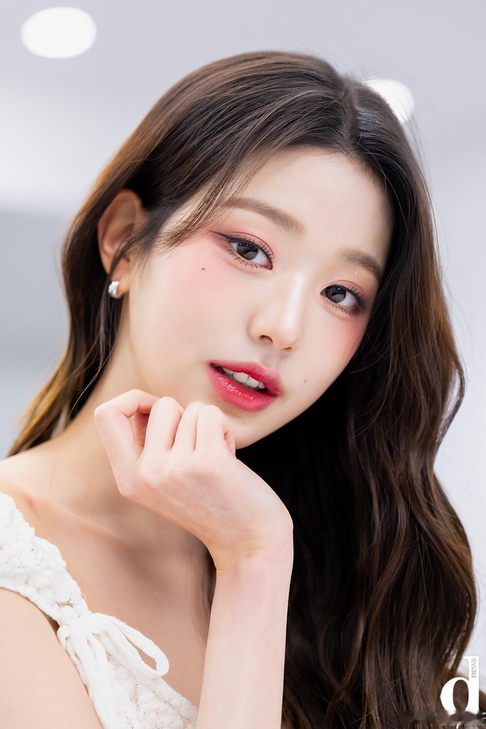 #张元英最新D社新闻图#张元英太美了吧，新闻图只是在还原美貌罢了！#张元英新闻图