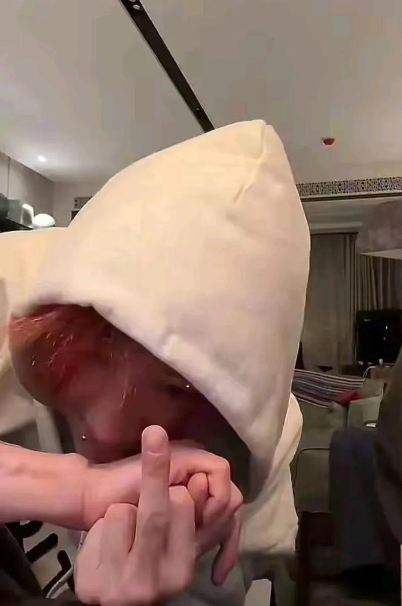 如果鹿晗骨子里不是这样的人，也不会有这样的表现。
有人说鹿晗是酒后失态，所以可以
