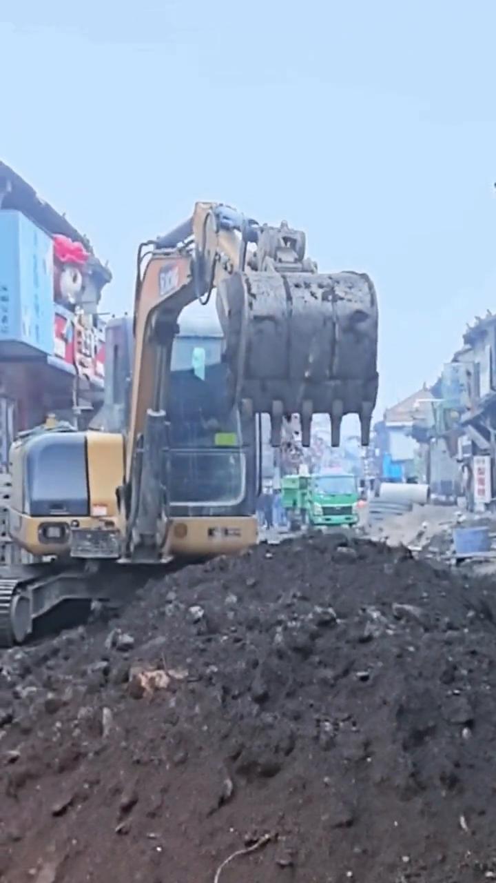 老城西大街挖出民国时的三合士路基层。
洛阳西大街提升改造挖出的三合土路基长什么样