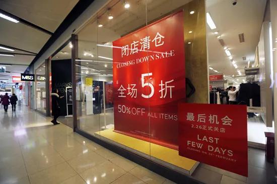 男人办事也小肚鸡肠

今天上午去商场买菜，下电梯的时候，三个男人在下面迎接着，所