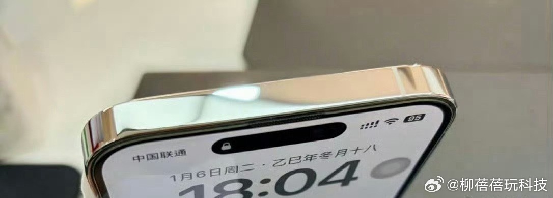 14PM锃亮的不锈钢边框，当年发布时真的很惊艳