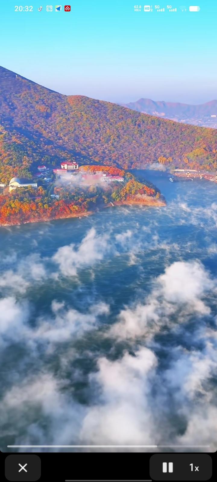 上联：朵朵祥云迎晓日，诚邀下联下联：滔滔江水映霞光。