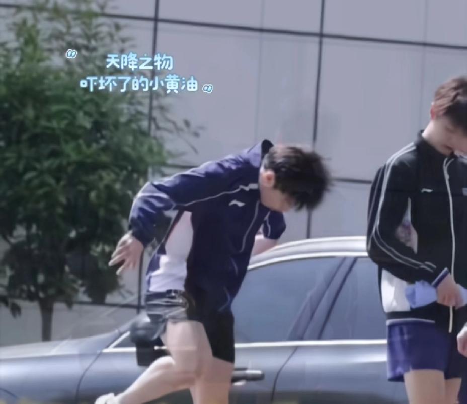 黄友政一打开手机天塌了，
他被落下的树叶吓了一跳，
原地起舞全网都知道了。

国