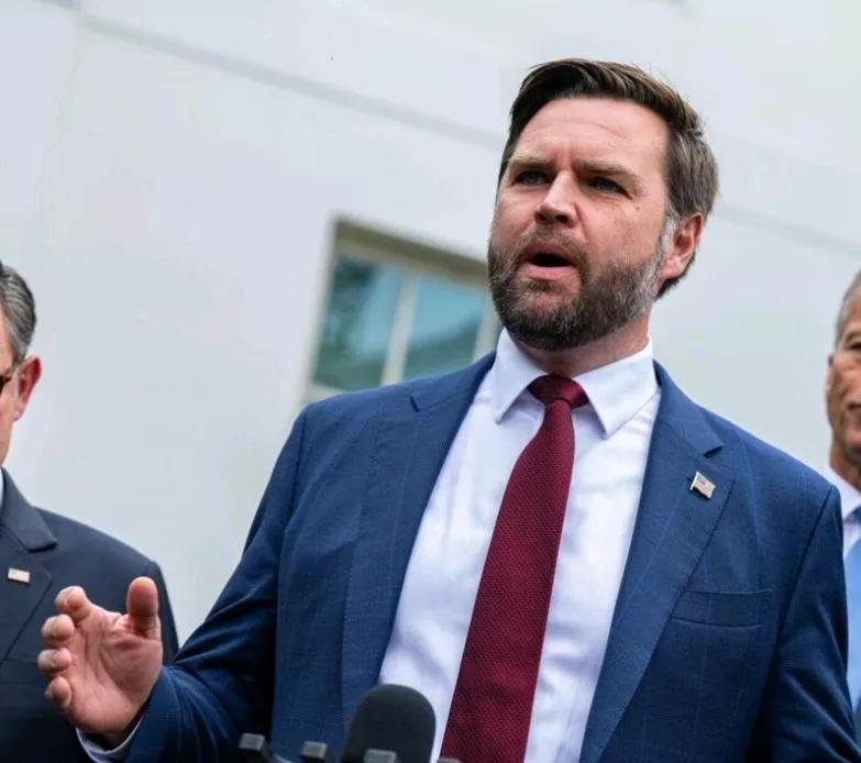 万斯表示，美国无意卷入“友谊”输油管道争端。

欧洲新闻网报道，当地时间7日，即