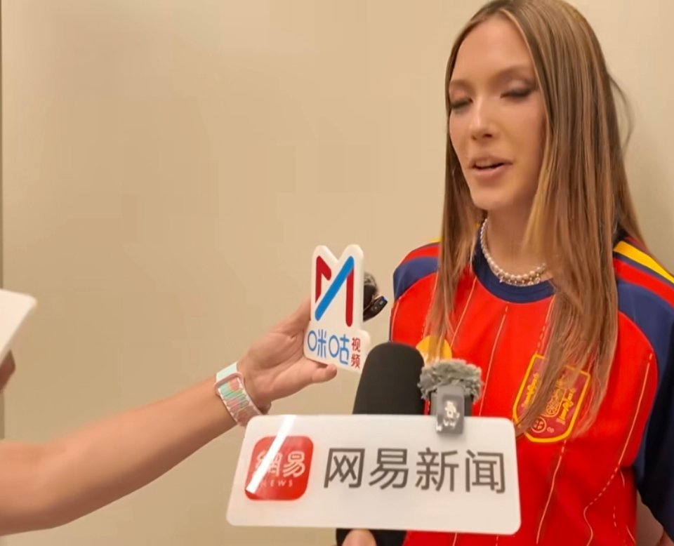 谷爱凌穿西班牙球衣观战终于看到谷爱凌纯粹当球迷的样子！第一次看世界杯就直接穿上西