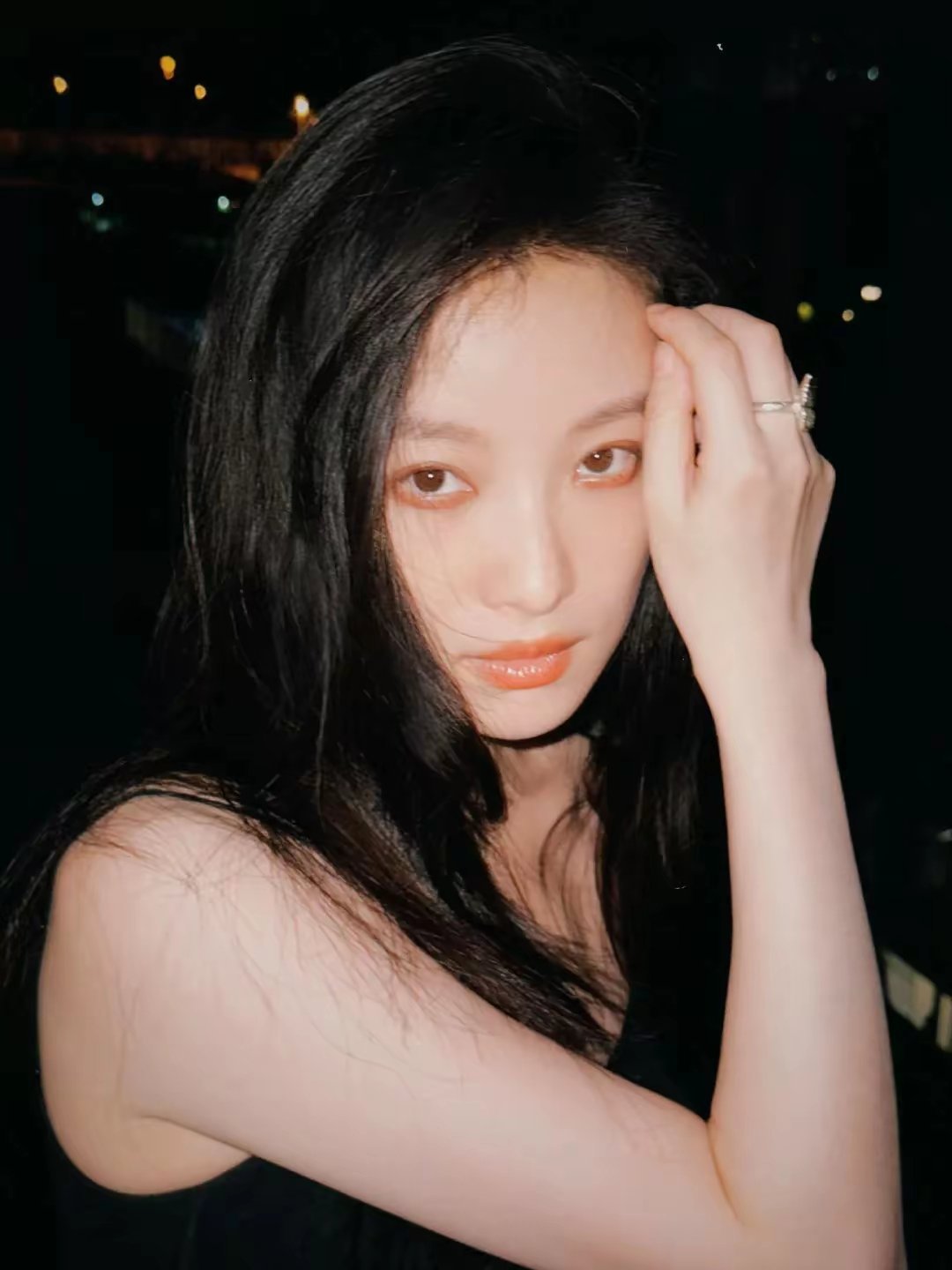 #倪妮吊带黑裙#倪妮身穿黑色吊带裙，状态好，配上精致的妆容，还真有一种豪门的感觉