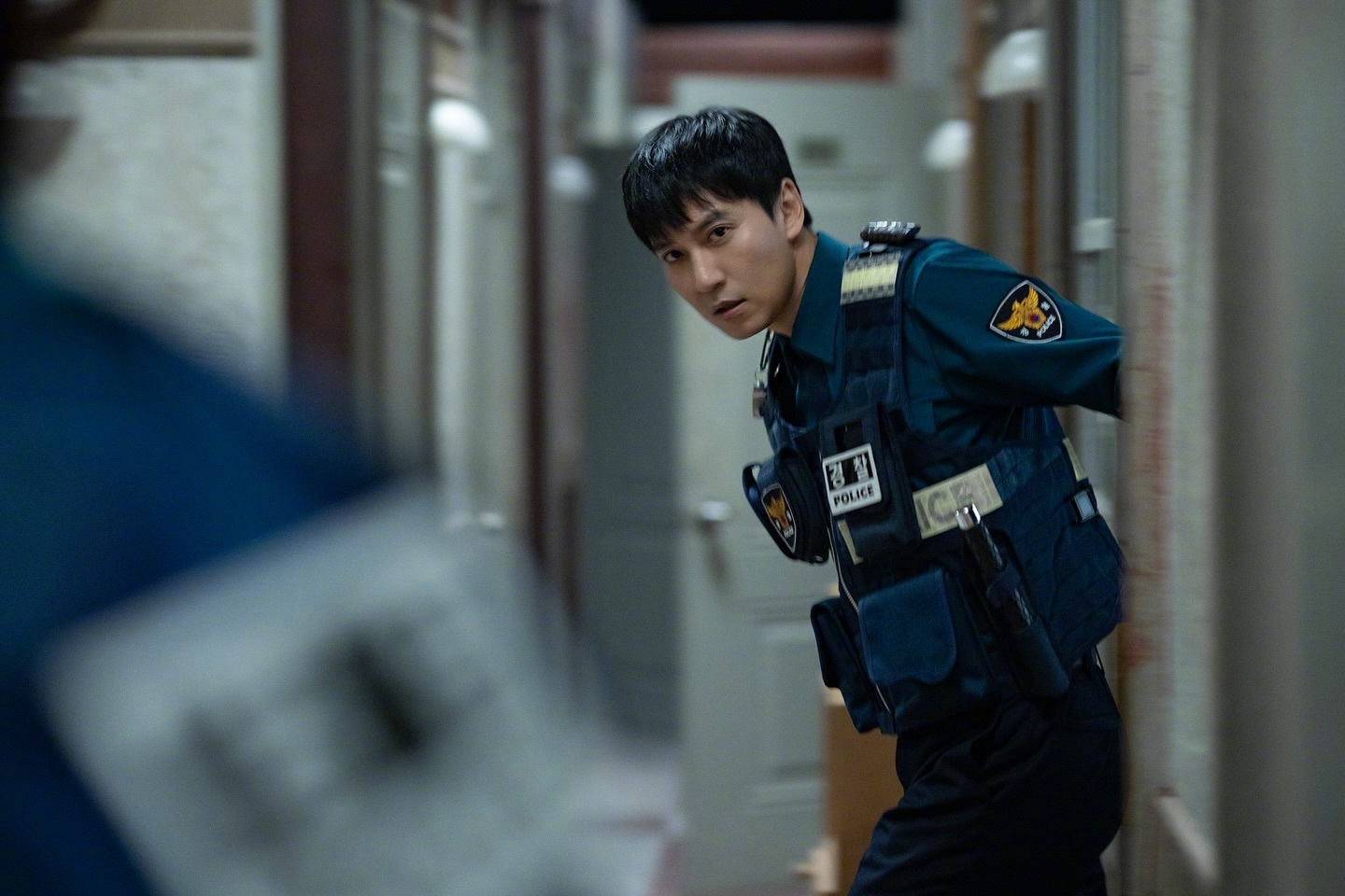 金南佶[超话]金英光[超话] 主演Netflix新剧枪口彼端 公开剧照。该剧讲述