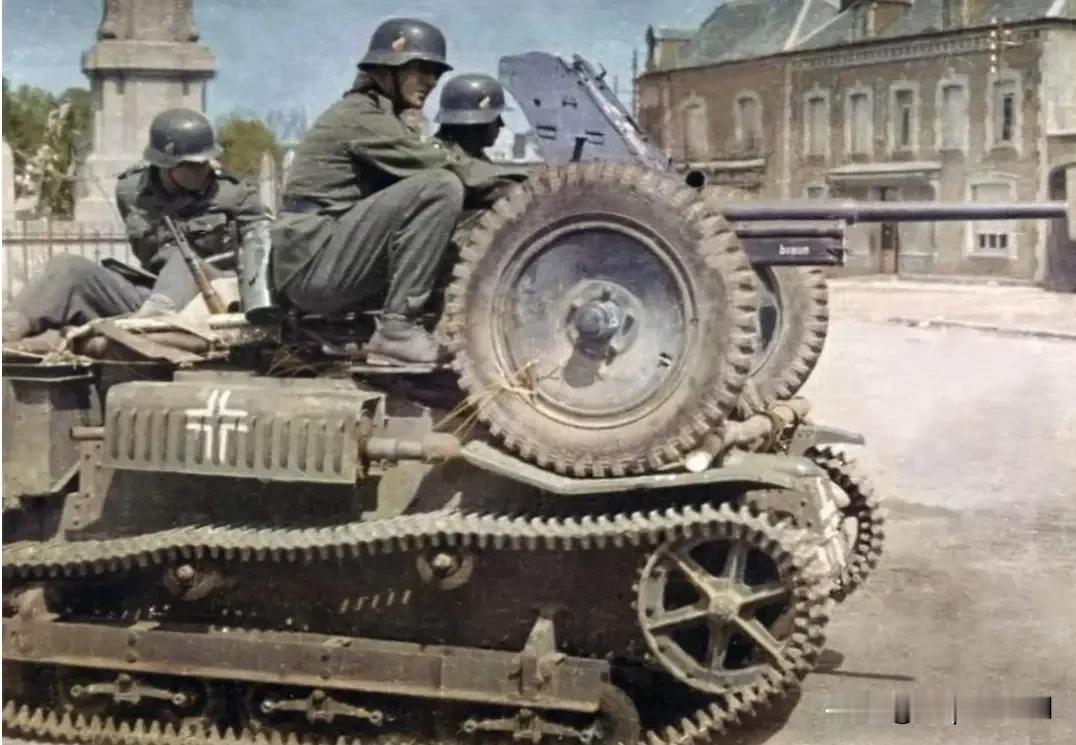 二战期间，德军在法国雷诺 UE 履带式装甲运输车上安装的 Pak 36
这雷诺 