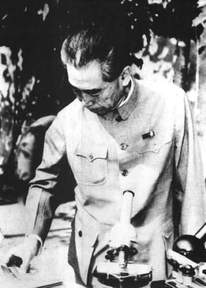 1971年10月，周恩来在北京化工厂查看厂污水处理试验。