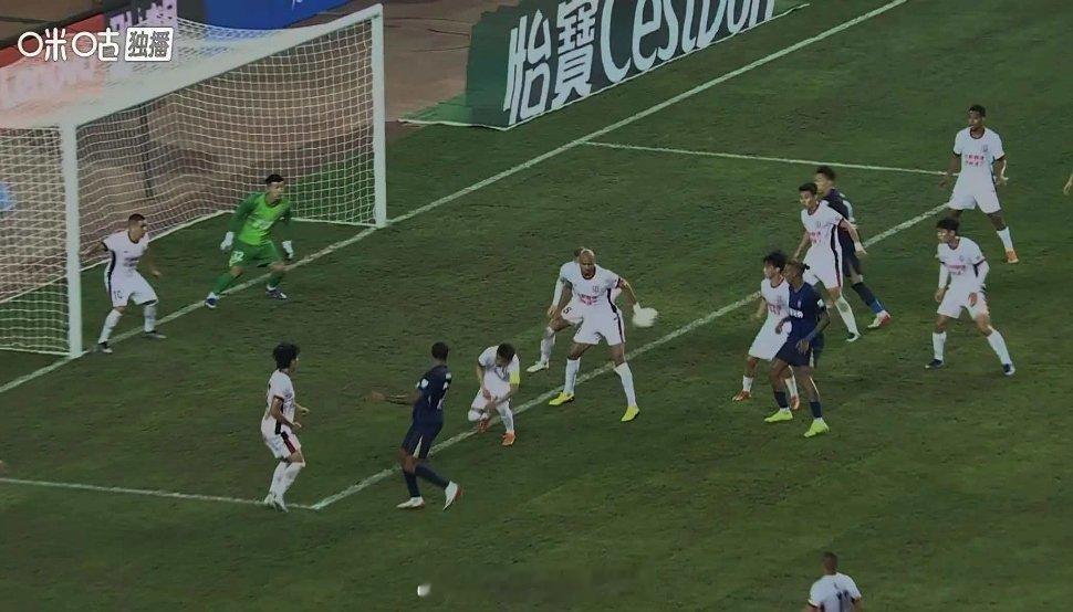 武汉三镇vs成都蓉城 在现场看球没看清费利佩那个动作，VAR也没提示。请问江西足