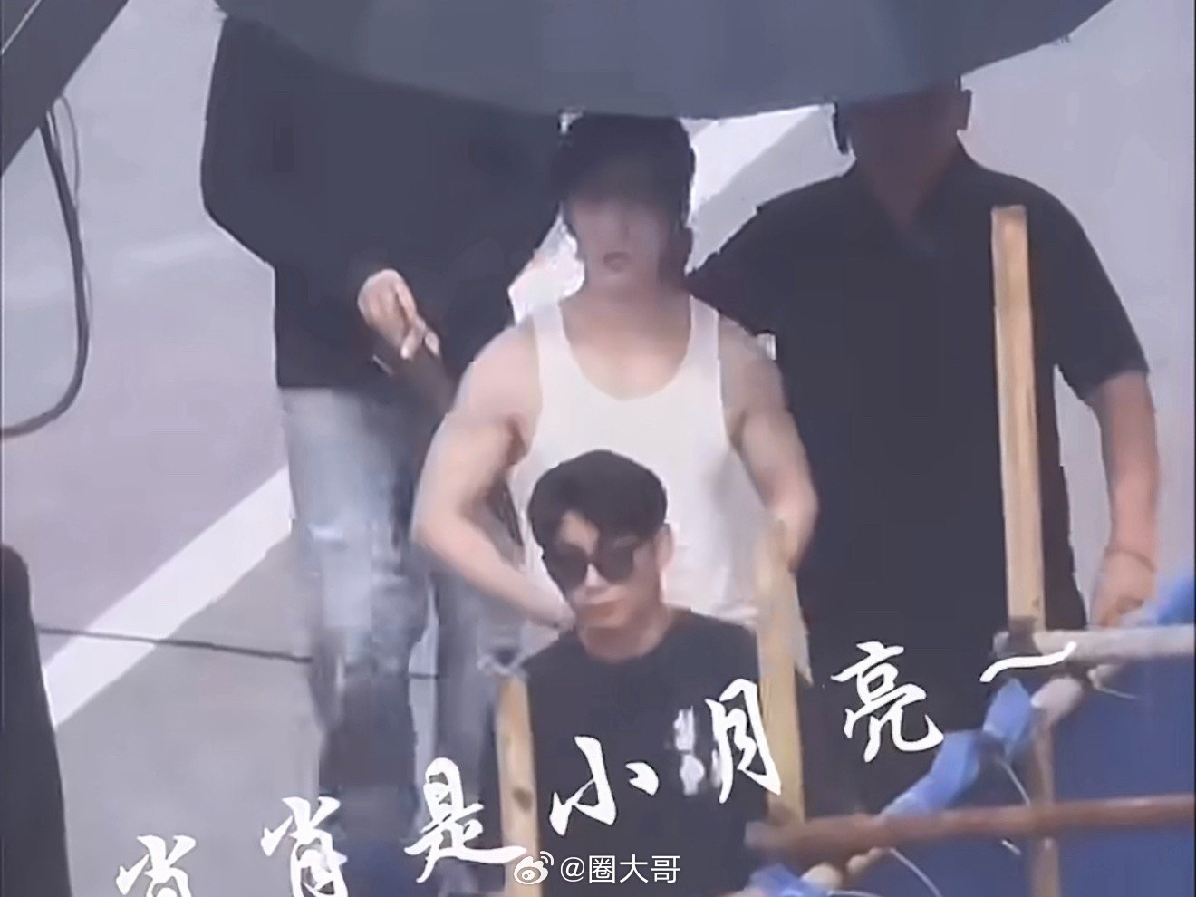 肖战十日终焉老头衫路透 肖战齐夏手臂肌肉线条 啊啊啊啊啊，又一次被肖战的手臂肌肉