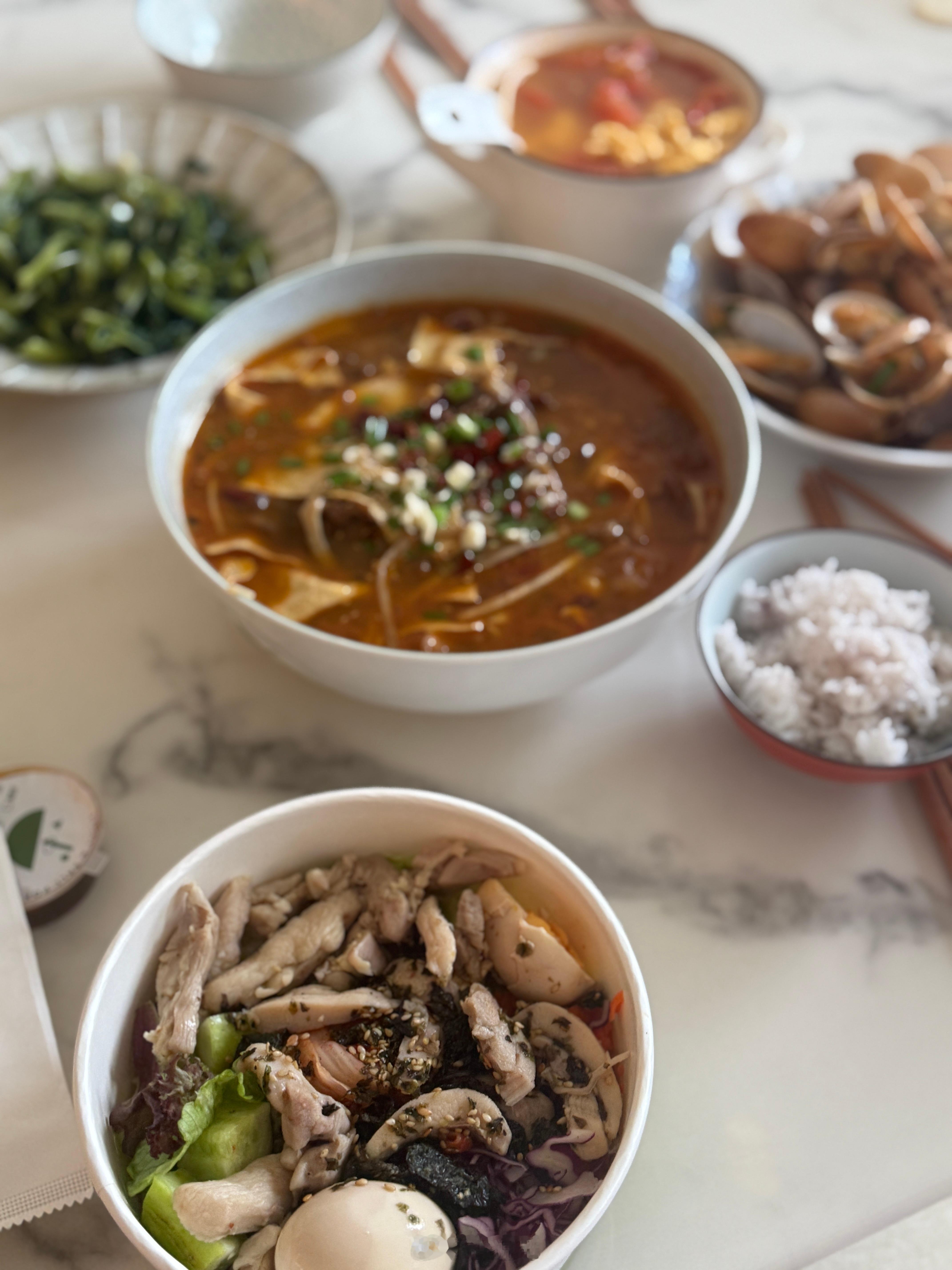 李姐也有大舅了一桌子菜他不吃，他吃沙拉