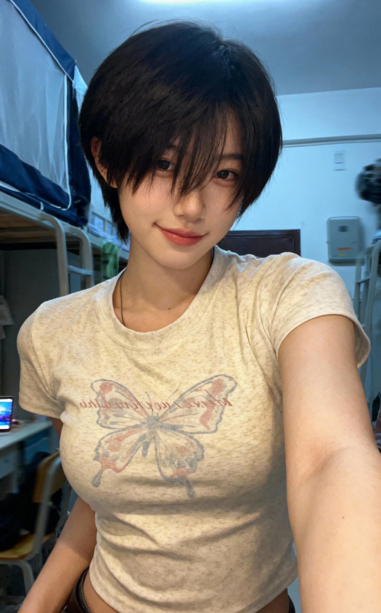 宿舍自拍，简单T恤也能穿出随性