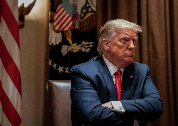 特朗普宣扬阴谋论，声称绿能是骗局。
他说中国很聪明，将风车卖给美国，而本国则喜欢