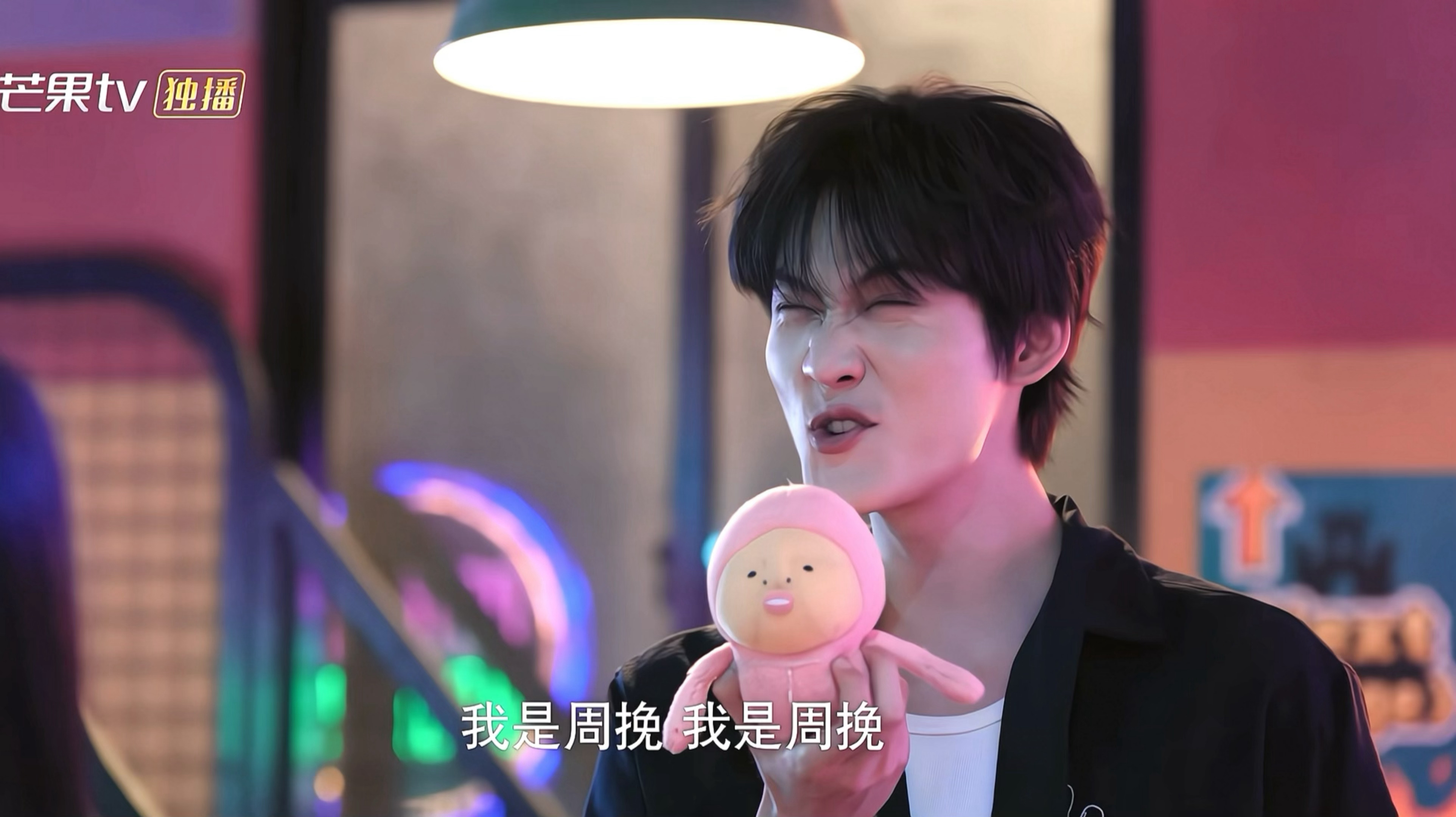 老包被这人逗笑不像演的 