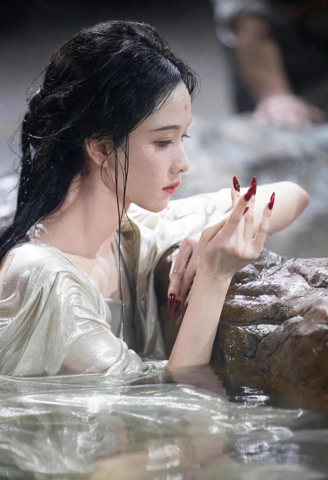 终于！
姐姐送给粉丝的礼物来了！🥰
绝美雾妄言写真集[爱慕]