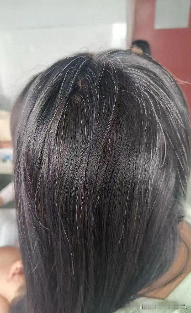 我发现，头发是比较容易发白的女人，都有的一个特点就是：年轻的时候发质都好得让人羡