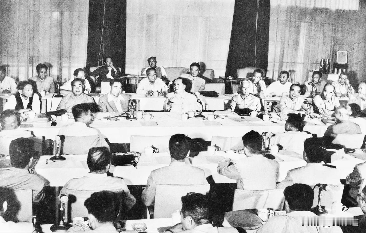 毛主席他老人家的那个时代，通过照片才知道，开会是这样开的，座位是这样坐的，长知识