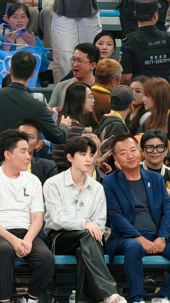 座位席上的王俊凯王俊凯纯生图状态座位席上的王俊凯，跟普通人的壁，[爱你][爱你]