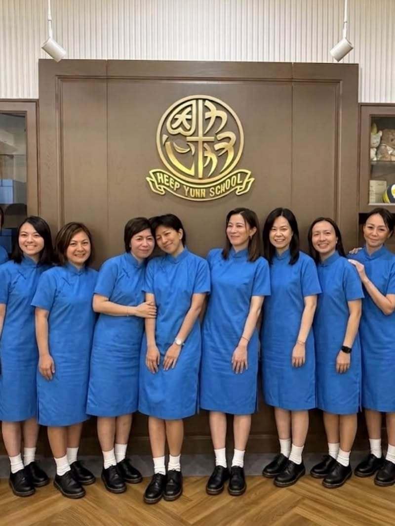 48岁佘诗曼重回母校协恩中学探望老师，她和老同学们一起穿了当年的校服，她们的校服