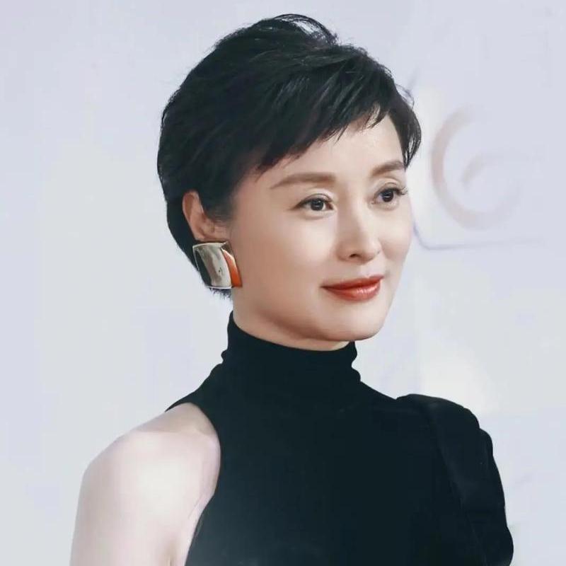 演员吴越谈及《沉默的荣耀》中饰演的“朱枫烈士”一角时，坦言压力很	大，并表示：最