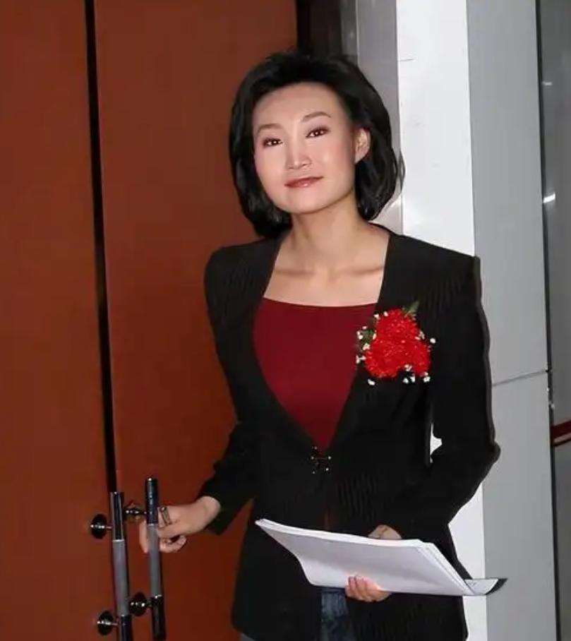 [太阳]李梓萌现在48岁了，还是租房住、没结婚。来北京二十多年一直租房，不是买不
