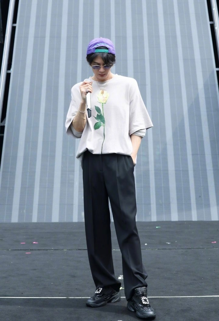 檀健次胸前一朵黄玫瑰 檀健次檀健次李亦非 演出顺利我晚上是看不了了