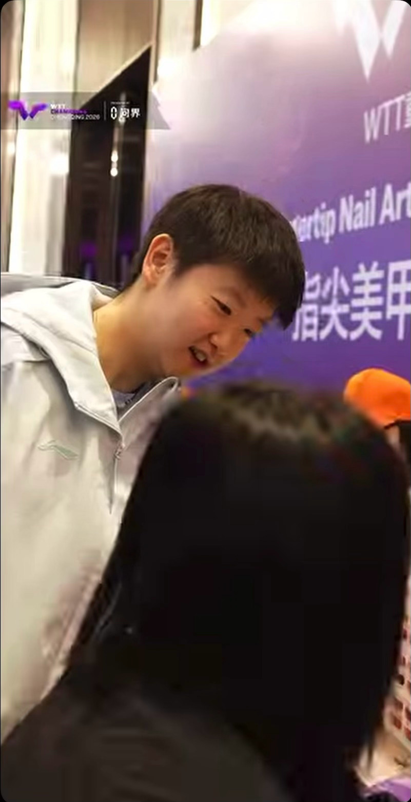 这个晚宴可以做指甲💅（好像是cy？）咪儿就过去看了萌萌宝宝呀咪儿什么时候给自己