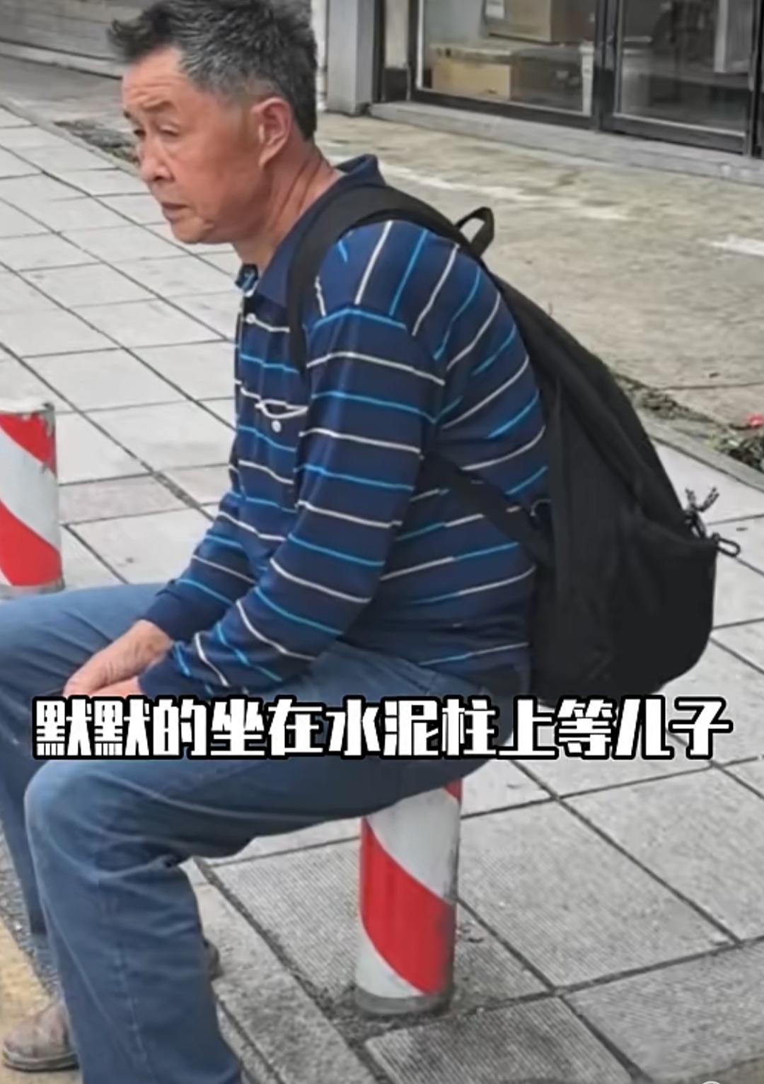 八枚土鸡蛋，盛满无言如山的父爱
 
高考考场外，新化一中的街边，六十岁的父亲静静