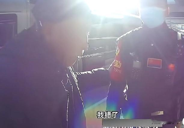 笑不活了！63岁老人在地铁上淘啕大哭，民警上演了“哄娃式”安慰。

原来，老人坐