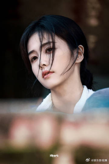 白鹿黑风衣御姐破碎感的神成熟御姐破碎感还得看白鹿，长款垂坠黑风衣自带沉静质感，简