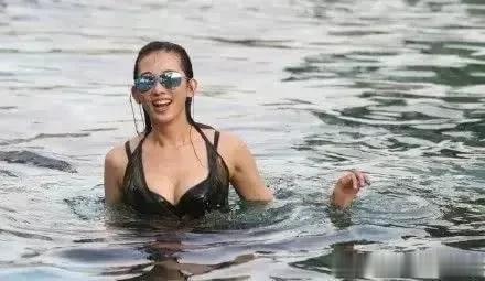 林志玲身材太火辣了！当她浮出水面时，不愧为“超模”。

说起林志玲，相信大家都很