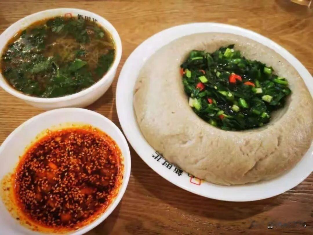 最能代表定西的美食可能就是馓饭吧。各县都吃。吃馓饭必须要有蒜泥、辣椒油、韭花儿、