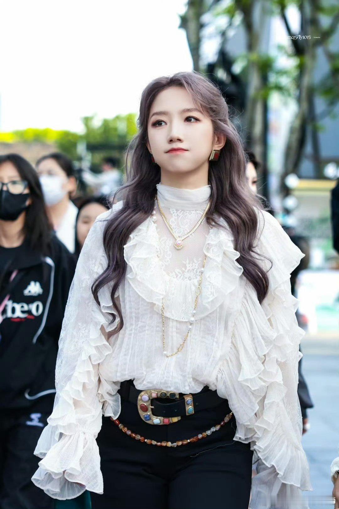 孟美岐出道十年更松弛了孟美岐说十年变化就是更松弛更乐观，看到朝气蓬勃的新人，瞬间