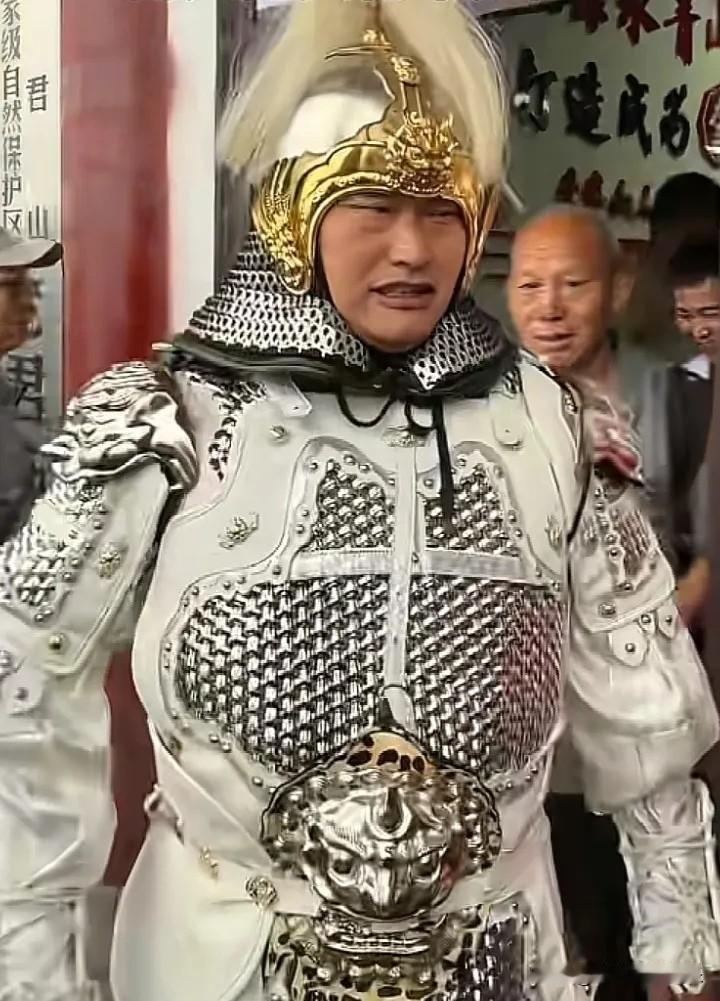 大衣哥唱三首歌赚十万块也不容易，需要穿厚重的盔甲表演，吃的是方便面，即使再热他也