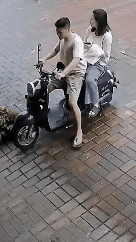 美女
我看了几遍
是你自己下车崴到脚摔倒了
赶紧给你老公道歉吧[笑哭]