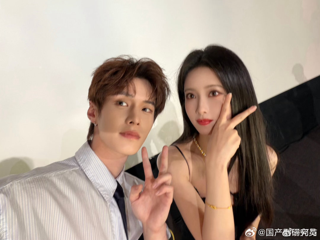 何与镜头下的孟子义、何与拍的孟子义剧组闲暇时刻何与拿起相机记录孟子义，没有厚重精