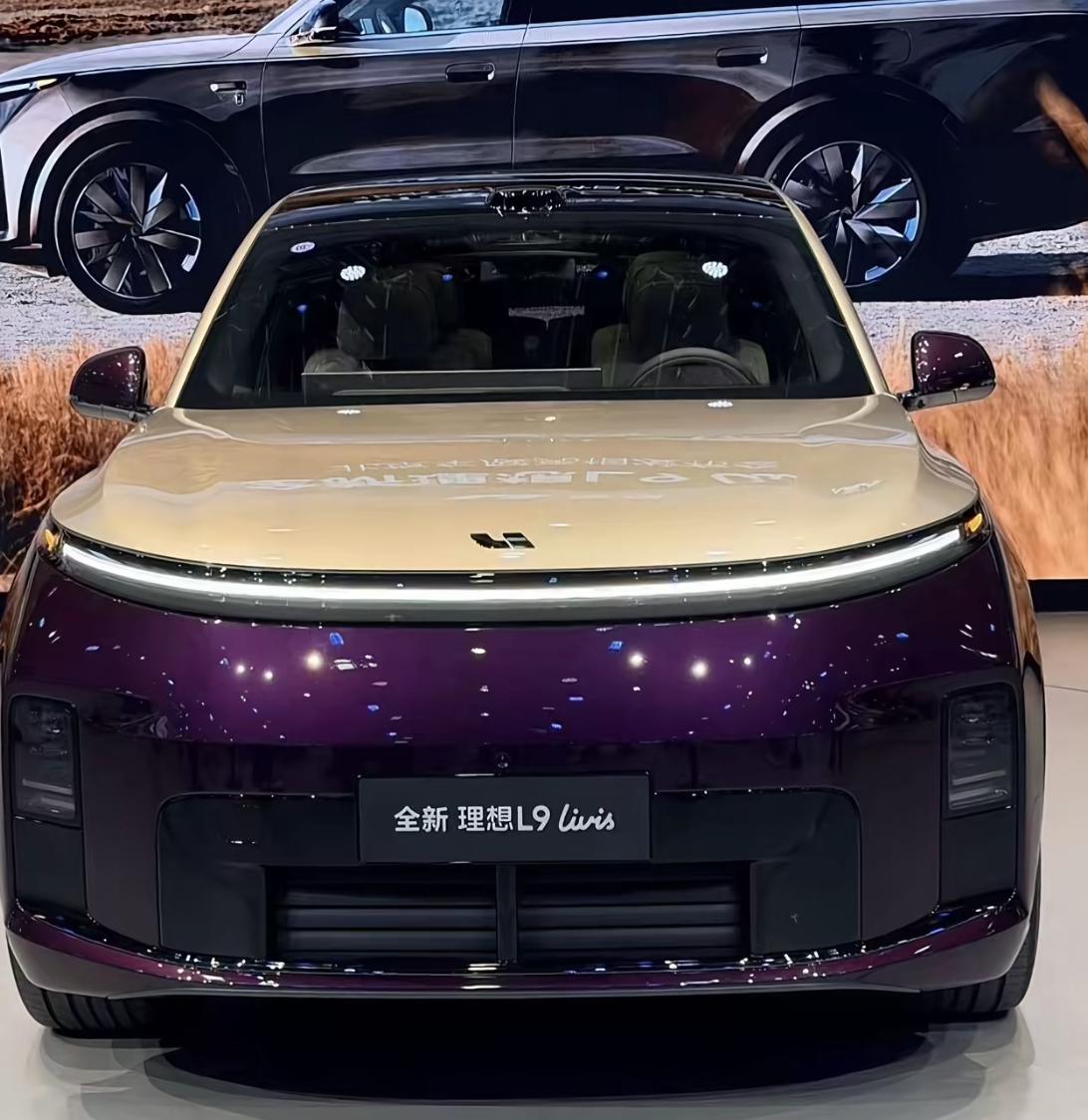 北京车展的名场面里，李想和大众高管的隔空互怼直接引爆全网。一边是理想L9 Liv