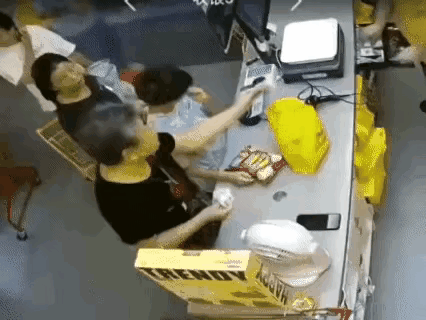 超市收银台惊魂一幕：孩童弯腰瞬间，六旬大妈顺手“牵”走买零食钱，网友怒问：良心不