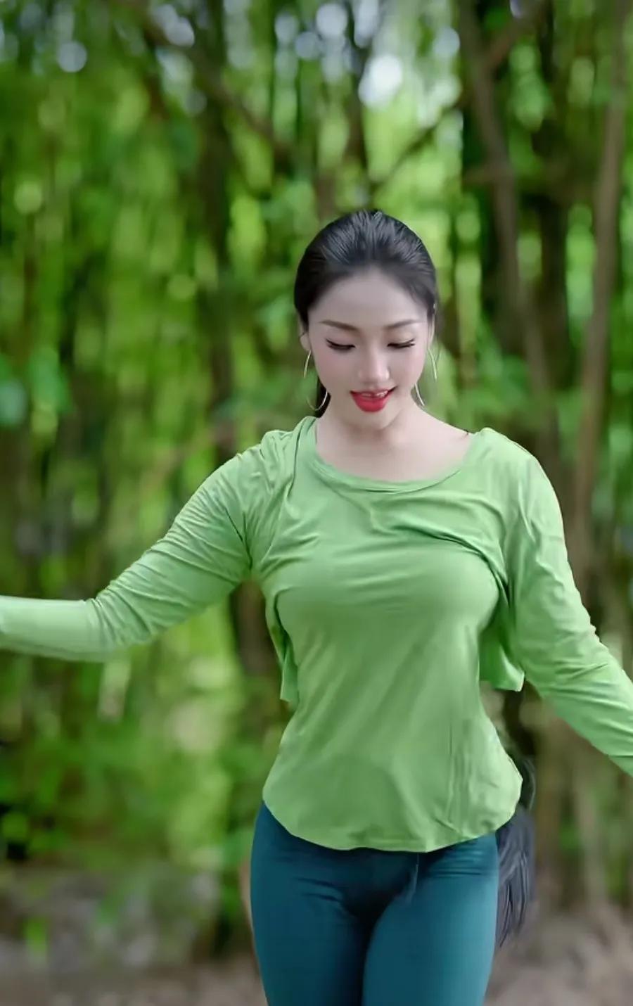 森林中的清新少女，绿色长袖搭配深蓝紧身裤，自然气息扑面而来！🌿💚👗