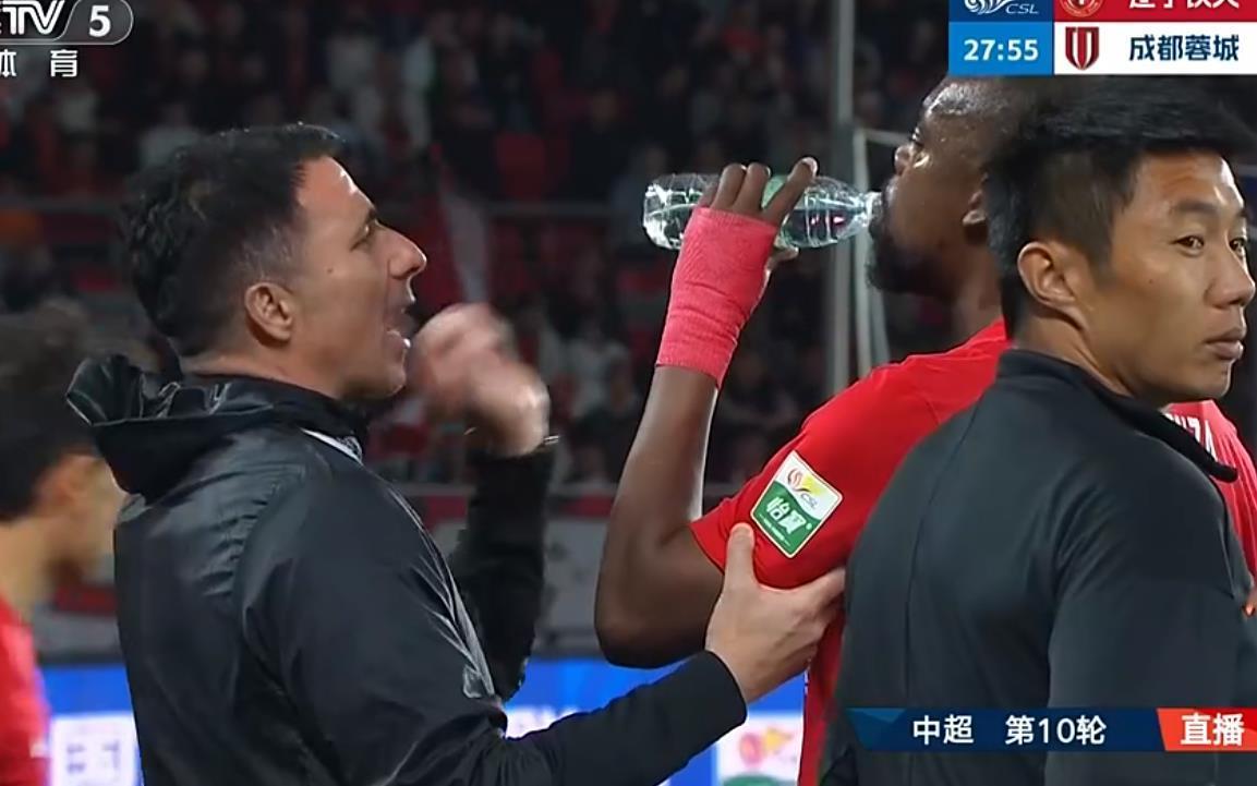辽宁铁人队换帅后终于做出了改变，门将韩蓉泽和外援热菲尼奥被打入冷宫，门将由张岩出