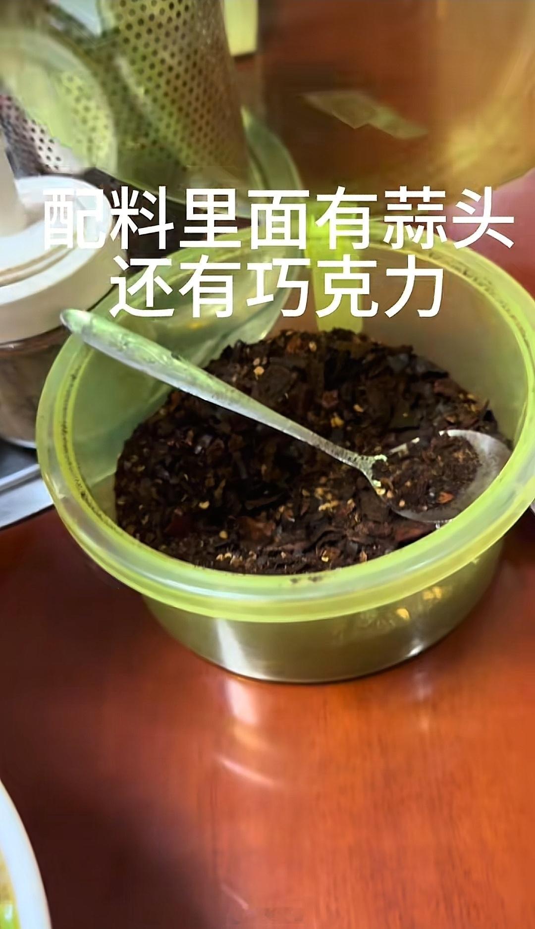 外地游客把贵州糊辣椒认成巧克力外地朋友注意，那是胡辣椒，不是巧克力！ 