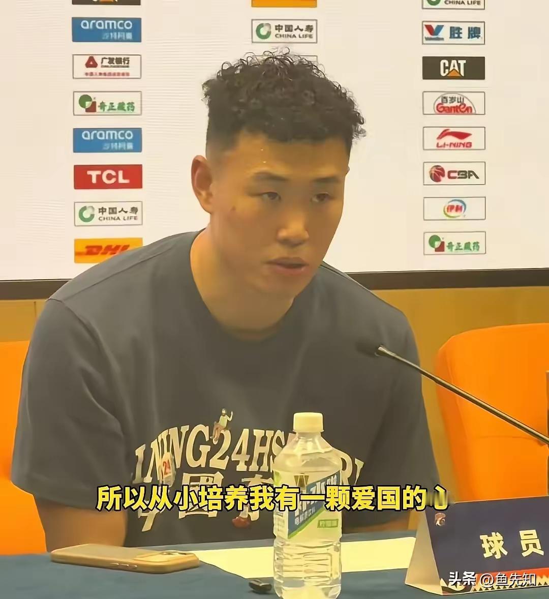 贺希宁在昨晚的赛后新闻发布会上说，自己全家都是军人，所以自己从小就培养了一颗爱国