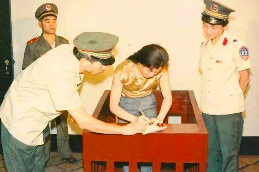 1992年，程春莲在黄石郊外的刑场待刑，镜头里的她穿着一件鲜艳的黄色短袖，搭配着