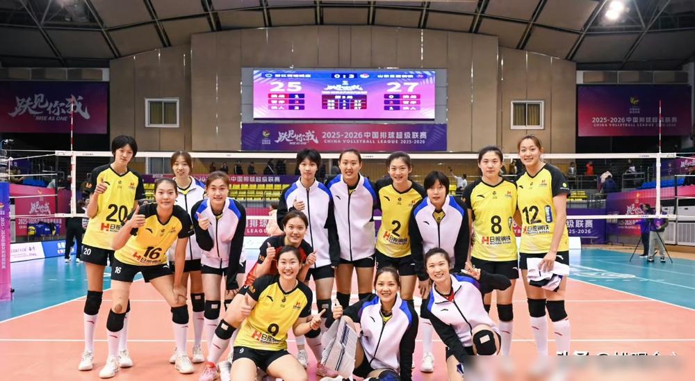 上海队提前两天到客场，山东队刚打完浙江还在路上。这半决赛，还没打，火药味就上来了